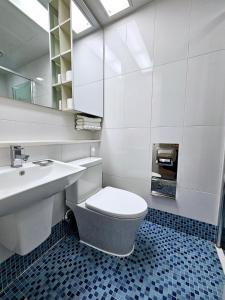 W łazience znajduje się toaleta, umywalka i lustro. w obiekcie Ciel de Mer w Pusanie