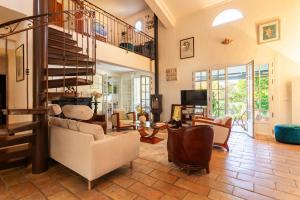 sala de estar con muebles y escalera de caracol en MAS DE GAIRAUT VI4395 By Riviera Holiday Homes en Niza