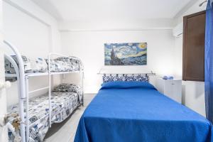 カステッランマーレ・デル・ゴルフォにあるAffittacamere Ceciliaのベッドルーム1室(ベッド1台、二段ベッド1組付)