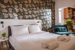 Un pat sau paturi într-o cameră la Mojo - Central Cozy Apartment