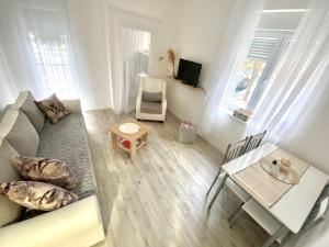 uma sala de estar com um sofá e uma mesa em Apartman Bogdan em Čačak