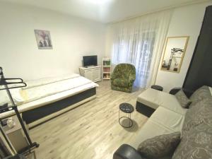 uma sala de estar com uma cama e um sofá em Apartman Bogdan em Čačak