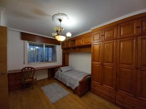 a bedroom with a bed and a window at SOLPOR DO VERAN in Ribeira