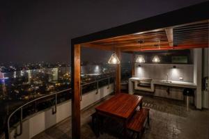 a balcony with a view of a city at night at Met Moderno Departamento in Lima
