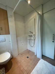 Phòng tắm tại CROWN LIVING Design Apartment - 2 Schlafzimmer - Küche - gratis Parkplatz - Abstellraum für Fahrräder/Ski