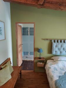 Schlafzimmer mit einem Bett und Meerblick in der Unterkunft Chambre d'Hôtes L'Airial in Liposthey