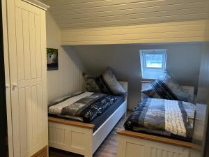 een slaapkamer met 2 bedden in een kamer bij Ferienwohnung Justus in Xanten