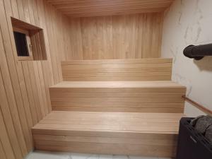 - un sauna avec des marches en bois dans l'établissement Ojakalda Puhkekeskus, 