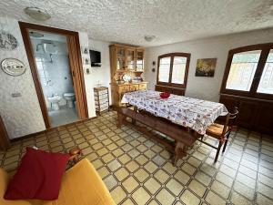 a living room with a table and a bathroom at Appartamento a 50 metri dalla spiaggia di Maladroxia c226 in Maladroscia