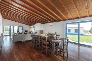 a kitchen and dining room with a table and chairs at Monte Beato in Almodôvar