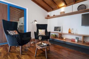 a living room filled with furniture and a chair at Monte Beato in Almodôvar