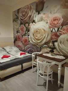 ein Schlafzimmer mit einem Rosenbild in der Unterkunft Mandy Apartments in Budapest