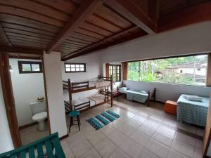 Casa Juçara Paraty في باراتي: غرفة معيشة مع نافذة كبيرة في منزل