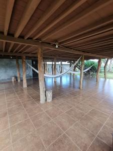 Habitación grande con suelo de baldosa y techo de madera. en My Country House Paradise, Rio Celeste!, en San Rafael