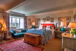 um quarto com uma cama, uma cadeira e uma janela em Finest Retreats - New Park Farm em Charlton Musgrove