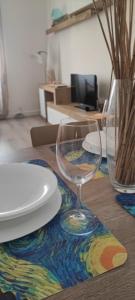 un tavolo con piatti e un bicchiere di vino sopra di Casa Angelina a Roma