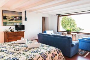 sala de estar con sofá azul y cama en Collina di Verona Borgo San Mattia en Verona