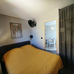 Posteľ alebo postele v izbe v ubytovaní Coquet T2 classé 2**, Narbonne Plage