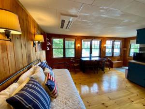 un soggiorno con un divano e un tavolo di Little Red Wing 50s Lake Cabin a Bradford
