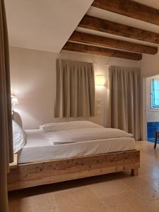 1 dormitorio con 1 cama grande con marco de madera en Collina di Verona Borgo San Mattia en Verona