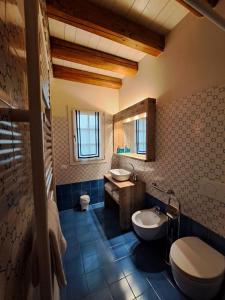 a bathroom with a toilet and a sink and a tub at Collina di Verona Borgo San Mattia in Verona