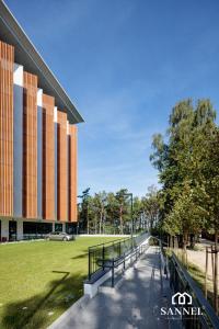 una vista sul campus del college di Santa Ana di Apartament Lux Sea z dostępem do basenu,saun-Pinea Apartments Pobierowo-SANNEL Apartments for rent a Pobierowo
