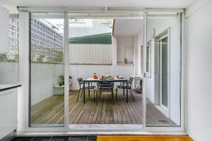 un patio con tavolo e sedie sul balcone. di WHome Central City Serenity: Entrecampos Terrace Haven a Lisbona