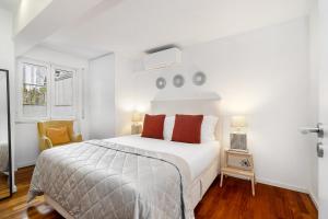 1 dormitorio blanco con 1 cama y 1 silla en WHome Central City Serenity: Entrecampos Terrace Haven en Lisboa