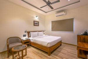 Säng eller sängar i ett rum på Hotel Lalit Palace