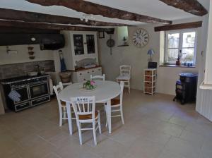 kuchnia i jadalnia ze stołem i krzesłami w obiekcie Cottage Breton w mieście Les Champs-Géraux +9 zdjęć