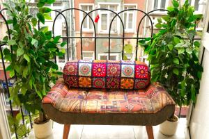 ein Sofa mit Kissen auf einem Balkon mit Pflanzen in der Unterkunft Taksim Nikea Suites 80 in Istanbul