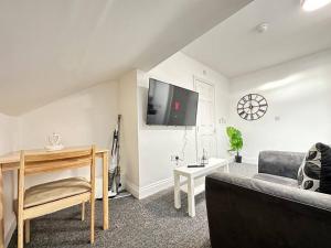 Charming 2-Bedroom Oasis TV 또는 엔터테인먼트 센터