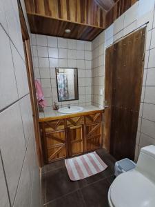 bagno con lavandino e specchio di My Country House Paradise, Rio Celeste! a San Rafael