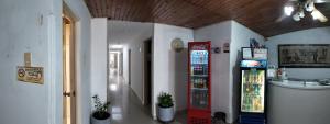 un couloir avec une pharmacie avec une pharmacie dans l'établissement Hotel Plaza Paris, à Calarcá