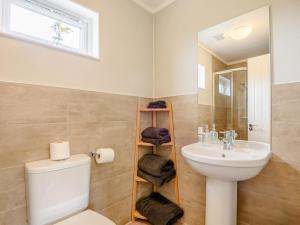 y baño con lavabo, aseo y espejo. en 2 Bed in Kinlet 92659 en Kinlet