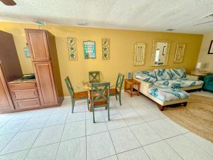 ein Wohnzimmer mit einem Sofa und einem Tisch in der Unterkunft Saltwater Retreat of Redington Shores in St Pete Beach