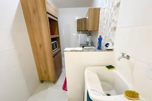 a small bathroom with a toilet and a sink at 103 - Apartamento Completo Para Até 5 Hóspedes in Patos de Minas