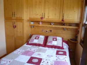 Les Sorbiers - Appartement 5 pers - Chatel Reservationにあるベッド