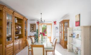 a dining room with a glass table and chairs at Playas de Mallorca in Muro