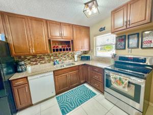 Kitchen o kitchenette sa Saltwater Retreat of Redington Shores