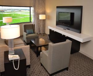 Habitación de hotel con TV y sala de estar. en DoubleTree by Hilton Hotel Houston Hobby Airport, en Houston