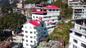 una vista aérea de una ciudad con edificios en Maplewood Hotel & Spa, en Gangtok
