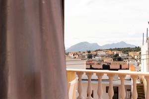een balkon met uitzicht op een stad bij Casa Duesse in Orosei
