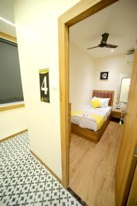 une porte menant à une chambre avec un lit dans l'établissement CABINSTAY-AIRPORT, à Mumbai