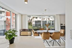 comedor con mesa y sillas en New High-End 2 BR Penthouse w Balcony en Luxemburgo