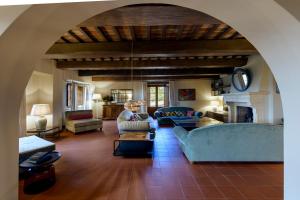 uma grande sala de estar com sofás e uma lareira em Luxury Estate Villa Trasimena Lake em Magione