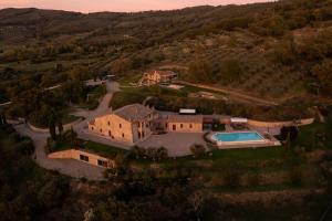 eine Luftansicht eines Hauses mit Pool in der Unterkunft Luxury Estate Villa Trasimena Lake in Magione