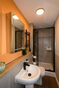 uma casa de banho com um lavatório, um chuveiro e um WC. em Benjamin Suite by Koya Homes - 3 Bedrooms - Cardiff em Cardiff