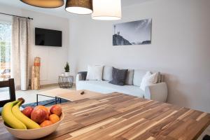 - un salon avec une table et une corbeille de fruits dans l'établissement Ferienwohnungen "Zur Wally", à Garmisch-Partenkirchen