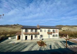 a large white house with a large yard at Cà d'Rita Monferrato - Barbera in Vinchio